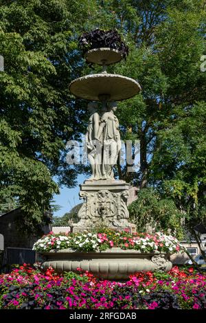 Langrune-Sur-Mer, Frankreich - 07 18 2023: Blick auf den Brunnen der drei Gräben im Park des Rathauses von Langrune-Sur-Mer Stockfoto