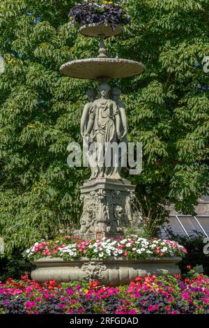 Langrune-Sur-Mer, Frankreich - 07 18 2023: Blick auf den Brunnen der drei Gräben im Park des Rathauses von Langrune-Sur-Mer Stockfoto