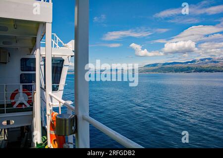 Eine Auto- und Passagierfähre, die von Supetar auf der Insel Brac nach Split auf dem Festland, Kroatien, fährt Stockfoto