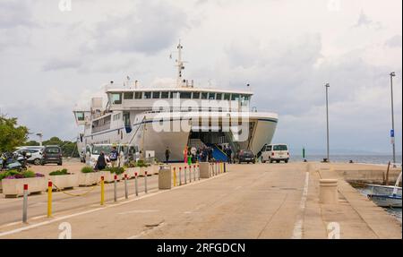 Supetar, Kroatien - Mai 13. 2023. Eine Roll-on/Roll-off-Fähre nach Split auf dem Festland, das im Hafen der historischen Küstenstadt Supetar beladen wird Stockfoto