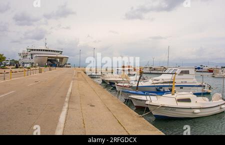 Supetar, Kroatien - Mai 13. 2023. Eine Roll-on/Roll-off-Fähre nach Split auf dem Festland, das im Hafen der historischen Küstenstadt Supetar beladen wird Stockfoto