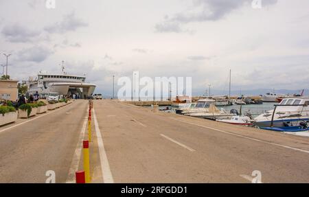 Supetar, Kroatien - Mai 13. 2023. Eine Roll-on/Roll-off-Fähre nach Split auf dem Festland, das im Hafen der historischen Küstenstadt Supetar beladen wird Stockfoto