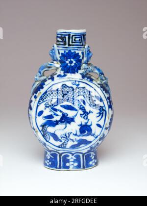 chinesische blaue und weiße Porzellanvase. Handbemalt mit Drachen, die eine brennende Perle jagen, und mit zwei Drachen zu den Vasen, Schulter und Hals. Hergestellt CIR Stockfoto