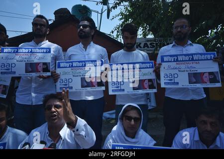 Srinagar, Indien. 03. Aug. 2023. Die Arbeiter der AAM Aadmi-Partei führten eine Demonstration durch, bei der über 9.000 Frauen aus dem Gebiet der Union vermisst wurden, wie kürzlich vom National Crime Records Bureau bekannt wurde. Der Protest wurde hier in der Pressekolonie von Dutzenden von AAP-Arbeitern durchgeführt, die Plakate mit der Frage "Warum? Wer? - Wo Ist Er? Fehlende 9765‘. (Foto von Mubashir Hassan/Pacific Press) Kredit: Pacific Press Media Production Corp./Alamy Live News Stockfoto