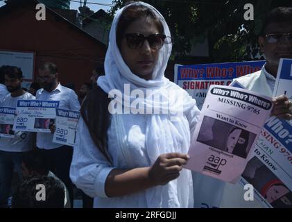 Srinagar, Indien. 03. Aug. 2023. Die Arbeiter der AAM Aadmi-Partei führten eine Demonstration durch, bei der über 9.000 Frauen aus dem Gebiet der Union vermisst wurden, wie kürzlich vom National Crime Records Bureau bekannt wurde. Der Protest wurde hier in der Pressekolonie von Dutzenden von AAP-Arbeitern durchgeführt, die Plakate mit der Frage "Warum? Wer? - Wo Ist Er? Fehlende 9765‘. (Foto von Mubashir Hassan/Pacific Press) Kredit: Pacific Press Media Production Corp./Alamy Live News Stockfoto