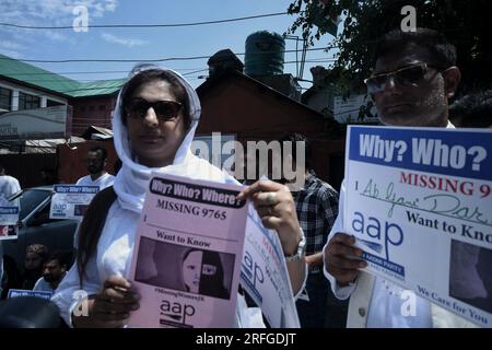 Srinagar, Indien. 03. Aug. 2023. Die Arbeiter der AAM Aadmi-Partei führten eine Demonstration durch, bei der über 9.000 Frauen aus dem Gebiet der Union vermisst wurden, wie kürzlich vom National Crime Records Bureau bekannt wurde. Der Protest wurde hier in der Pressekolonie von Dutzenden von AAP-Arbeitern durchgeführt, die Plakate mit der Frage "Warum? Wer? - Wo Ist Er? Fehlende 9765‘. (Foto von Mubashir Hassan/Pacific Press) Kredit: Pacific Press Media Production Corp./Alamy Live News Stockfoto