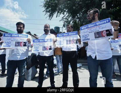 Srinagar, Indien. 03. Aug. 2023. Die Arbeiter der AAM Aadmi-Partei führten eine Demonstration durch, bei der über 9.000 Frauen aus dem Gebiet der Union vermisst wurden, wie kürzlich vom National Crime Records Bureau bekannt wurde. Der Protest wurde hier in der Pressekolonie von Dutzenden von AAP-Arbeitern durchgeführt, die Plakate mit der Frage "Warum? Wer? - Wo Ist Er? Fehlende 9765‘. (Foto von Mubashir Hassan/Pacific Press) Kredit: Pacific Press Media Production Corp./Alamy Live News Stockfoto