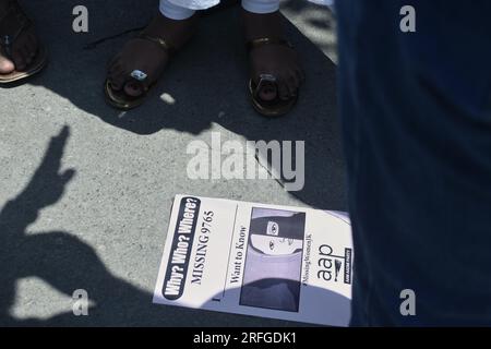 Srinagar, Indien. 03. Aug. 2023. Die Arbeiter der AAM Aadmi-Partei führten eine Demonstration durch, bei der über 9.000 Frauen aus dem Gebiet der Union vermisst wurden, wie kürzlich vom National Crime Records Bureau bekannt wurde. Der Protest wurde hier in der Pressekolonie von Dutzenden von AAP-Arbeitern durchgeführt, die Plakate mit der Frage "Warum? Wer? - Wo Ist Er? Fehlende 9765‘. (Foto von Mubashir Hassan/Pacific Press) Kredit: Pacific Press Media Production Corp./Alamy Live News Stockfoto