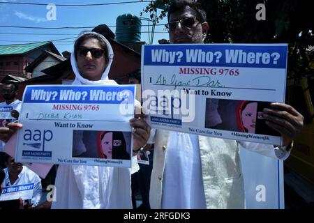 Srinagar, Indien. 03. Aug. 2023. Die Arbeiter der AAM Aadmi-Partei führten eine Demonstration durch, bei der über 9.000 Frauen aus dem Gebiet der Union vermisst wurden, wie kürzlich vom National Crime Records Bureau bekannt wurde. Der Protest wurde hier in der Pressekolonie von Dutzenden von AAP-Arbeitern durchgeführt, die Plakate mit der Frage "Warum? Wer? - Wo Ist Er? Fehlende 9765‘. (Foto von Mubashir Hassan/Pacific Press) Kredit: Pacific Press Media Production Corp./Alamy Live News Stockfoto