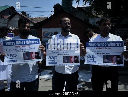 Srinagar, Indien. 03. Aug. 2023. Die Arbeiter der AAM Aadmi-Partei führten eine Demonstration durch, bei der über 9.000 Frauen aus dem Gebiet der Union vermisst wurden, wie kürzlich vom National Crime Records Bureau bekannt wurde. Der Protest wurde hier in der Pressekolonie von Dutzenden von AAP-Arbeitern durchgeführt, die Plakate mit der Frage "Warum? Wer? - Wo Ist Er? Fehlende 9765‘. (Foto von Mubashir Hassan/Pacific Press) Kredit: Pacific Press Media Production Corp./Alamy Live News Stockfoto