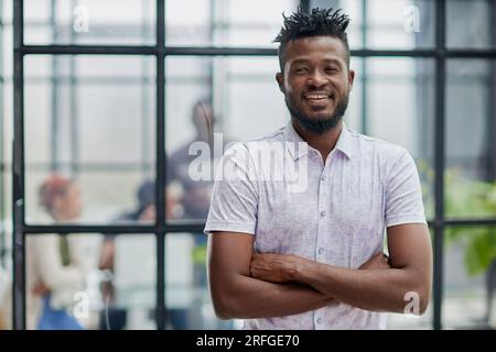 Ein ernster dunkelhäutiger Geschäftsmann sieht streng aus und denkt über ein neues Geschäftsprojekt nach Stockfoto