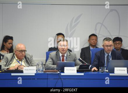 Wien, Österreich. 2. Aug. 2023. Anton Khlopkov (Front, C), Direktor des russischen Denkfabrikzentrums für Energie- und Sicherheitsstudien (CENESS), spricht am 2. August 2023 auf einem Seminar über die AUKUS in Wien. SICH FÜR "AUKUS Deal mangelt es an Transparenz, untergräbt Nichtverbreitungsregime: Russischer Experte" Kredit: HE Canling/Xinhua/Alamy Live News Stockfoto