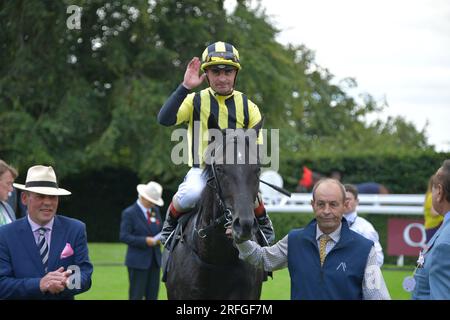 Goodwood, Großbritannien. 3. August 2023. Andrea Atzeni begrüßt die Zuschauer, nachdem sie die 14,25 Markel Richmond Stakes auf der Goodwood Racecourse, Großbritannien, gewonnen hat. Kredit: Paul Blake/Alamy Live News. Stockfoto