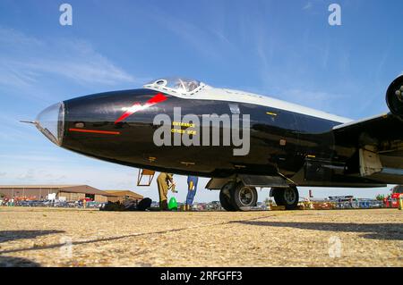 English Electric Canberra B2/6 Classic Jet Plane WK163, G-BVWC, IWM Duxford, Großbritannien. Besatzung, die Startpatronen und Ausrüstung für den Ausstellungsflug vorbereitet Stockfoto