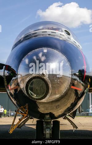 English Electric Canberra B2/6 Classic Jet Plane WK163, G-BVWC, IWM Duxford, Großbritannien. Nasenverglasung Stockfoto