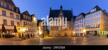 Der alte, traditionelle mittelalterliche Rathausplatz wird bei Sonnenaufgang nachts beleuchtet. Marburg. Deutschland. Stockfoto