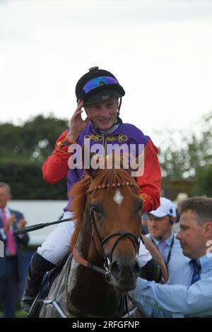 Goodwood, Großbritannien. 3. August 2023. Tom Marquand begrüßt die Zuschauer im Gewinnerheft, nachdem er die John Pearce Racing Gordon Stakes 15,00 auf der Goodwood Racecourse, Großbritannien, gewonnen hat. Kredit: Paul Blake/Alamy Live News. Stockfoto