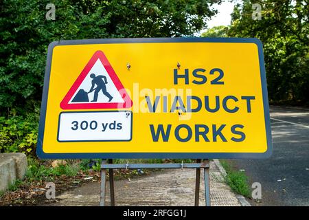 Harefield, Großbritannien. 3. August 2023. Der Bau des HS2 High Speed Rail Colne Valley Viaduct durch Align JV wird fortgesetzt. Die Moorhall Road (abgebildet) in Harefield, im Londoner Stadtteil Hillingdon, ist derzeit für den Verkehr gesperrt, da auf der anderen Straßenseite temporäre Stützstrukturen unter Viaduksegmenten errichtet werden, die von einem Kran zusammengebaut werden. Das Colne Valley Viaduct überquert die Moorhall Road zwischen Korda Lake und Savay Lake, südlich des Grand Union Canal. Die Infrastruktur- und Projektbehörde hat das HS2-Milliarden-Pfund-Projekt zwischen London an verlegt Stockfoto