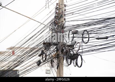 Elektrische Leitungen verheddern sich an den Polen. Das gängigste Elektrokabel in Thailand. Stockfoto
