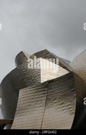 Vertikales Foto des Guggenheim Museums in Bilbao Stockfoto