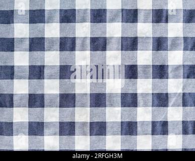 Nahaufnahme des marineblauen Karomaterials zur Dekoration im Restaurant, Vorderansicht für den Hintergrund. Stockfoto