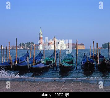 Italien. Venedig. Blick auf das Wasser mit Gondeln vom Markusplatz. Stockfoto