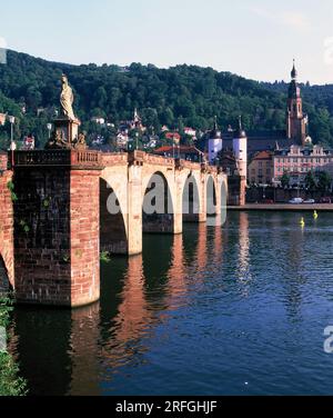 Deutschland. Heidelberg. Neckar River Bridge am späten Nachmittag. Stockfoto