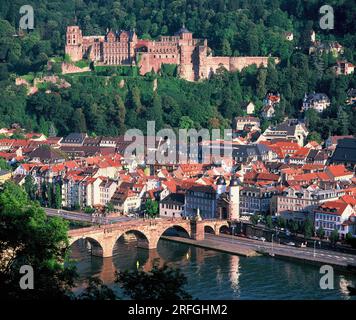 Deutschland. Heidelberg. Blick auf die Neckar-Brücke und das Heidelberger Schloss vom Hügel. Stockfoto