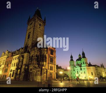 Tschechische Republik. Prager Stadt. Altstadtplatz bei Nacht mit Rathaus und Nikolaikirche. Stockfoto