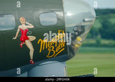 Boeing B-17 „Sally B“ trägt immer noch die Nasenkunst „Memphis Belle“ aus dem gleichnamigen Film. Position des Nasenbombenzielgeräts mit Bombenzielgerät Stockfoto