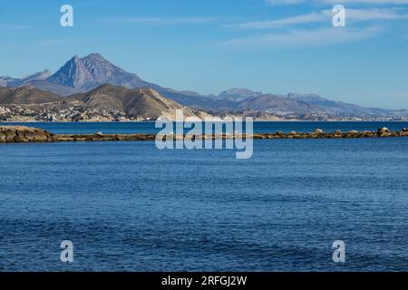 Meereslandschaft mit Schichten und Puig Campana im Hintergrund Stockfoto