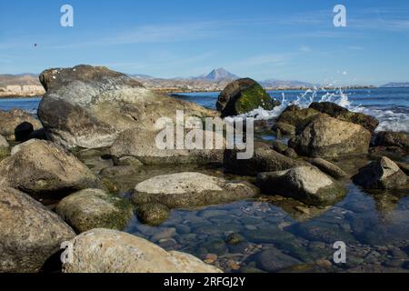 Meereslandschaft mit Schichten und Puig Campana im Hintergrund Stockfoto