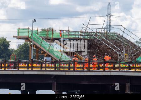 Harefield, Großbritannien. 3. August 2023. Bau der HS2 Highspeed Rail Colne Valley Viaduct Piers über den See, die früher vom Hillingdon Outdoor Activities Centre (HOAC) genutzt wurden. Das beliebte und sehr beliebte HOAC musste wegen HS2 Bauarbeiten schließen. Die Infrastruktur- und Projektbehörde hat das Projekt HS2 zwischen London und Birmingham auf die Gefahrliste gesetzt und das Projekt als „nicht erreichbar“ bezeichnet. HS2 CEO Mark Thurston trat vor zwei Wochen zurück. Kredit: Maureen McLean/Alamy Live News Stockfoto