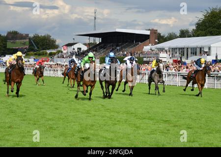 Goodwood, Großbritannien. 3. August 2023. JM Jungle, geritten von Jason Hart (Green Cap), gewinnt die World Pool Handicap Stakes 17,55 auf der Goodwood Racecourse, Großbritannien. Kredit: Paul Blake/Alamy Live News. Stockfoto