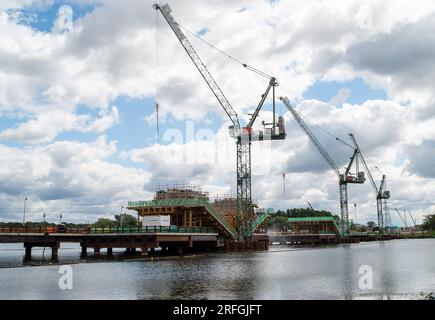 Harefield, Großbritannien. 3. August 2023. Bau der HS2 Highspeed Rail Colne Valley Viaduct Piers über den See, die früher vom Hillingdon Outdoor Activities Centre (HOAC) genutzt wurden. Das beliebte und sehr beliebte HOAC musste wegen HS2 Bauarbeiten schließen. Die Infrastruktur- und Projektbehörde hat das Projekt HS2 zwischen London und Birmingham auf die Gefahrliste gesetzt und das Projekt als „nicht erreichbar“ bezeichnet. HS2 CEO Mark Thurston trat vor zwei Wochen zurück. Kredit: Maureen McLean/Alamy Live News Stockfoto