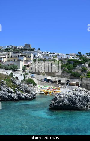 Blick auf das Meer mit Blick auf ein kleines Dorf in der Provinz Lecce, Italien. Stockfoto