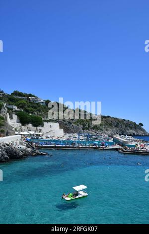 Blick auf das Meer mit Blick auf ein kleines Dorf in der Provinz Lecce, Italien. Stockfoto