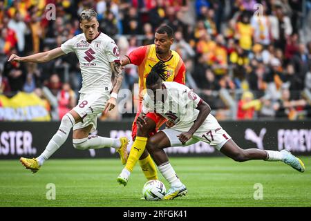 Linse, Frankreich. 02. Aug. 2023. Ivan ILIC aus Torino, Andy DIOUF aus Lens und Stephane SINGO aus Torino während des vorsaisonfreundlichen Fußballspiels zwischen RC Lens und dem Turin FC am 2. August 2023 im Bollaert-Delelis-Stadion in Lens, Frankreich - Photo Matthieu Mirville/DPPI Credit: DPPI Media/Alamy Live News Stockfoto