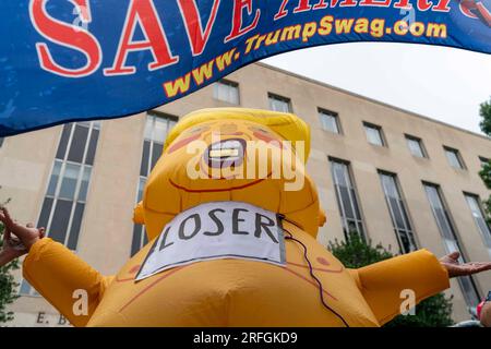 Washington, Usa. 03. Aug. 2023. Ein Demonstrante in einem aufblasbaren Baby-Trump-Kostüm steht vor dem E. Barrett Prettyman Bundesgericht vor der Anklage des ehemaligen Präsidenten Donald Trump wegen Wahlunterwanderung in Washington DC am Donnerstag, den 3. August 2023. Sonderanwalt Jack Smith hat den ehemaligen Präsidenten wegen vier Anschuldigungen in Verbindung mit seinen Handlungen vor und nach dem Angriff auf das US-Kapitol vom 6. Januar angeklagt. Foto: Bonnie Cash/UPI Credit: UPI/Alamy Live News Stockfoto