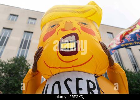 Washington, Usa. 03. Aug. 2023. Ein Demonstrante in einem aufblasbaren Baby-Trump-Kostüm steht vor dem E. Barrett Prettyman Bundesgericht vor der Anklage des ehemaligen Präsidenten Donald Trump wegen Wahlunterwanderung in Washington DC am Donnerstag, den 3. August 2023. Sonderanwalt Jack Smith hat den ehemaligen Präsidenten wegen vier Anschuldigungen in Verbindung mit seinen Handlungen vor und nach dem Angriff auf das US-Kapitol vom 6. Januar angeklagt. Foto: Bonnie Cash/UPI Credit: UPI/Alamy Live News Stockfoto