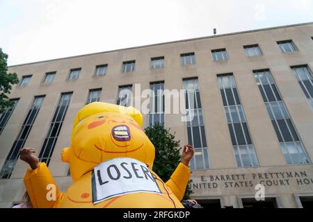 Washington, Usa. 03. Aug. 2023. Ein Demonstrante in einem aufblasbaren Baby-Trump-Kostüm steht vor dem E. Barrett Prettyman Bundesgericht vor der Anklage des ehemaligen Präsidenten Donald Trump wegen Wahlunterwanderung in Washington DC am Donnerstag, den 3. August 2023. Sonderanwalt Jack Smith hat den ehemaligen Präsidenten wegen vier Anschuldigungen in Verbindung mit seinen Handlungen vor und nach dem Angriff auf das US-Kapitol vom 6. Januar angeklagt. Foto: Bonnie Cash/UPI Credit: UPI/Alamy Live News Stockfoto