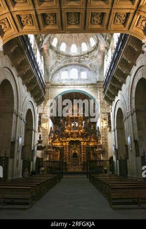 Die Bänke und der Altar in der Kirche des Benediktinerklosters San Martiño Pinario, heute ein Seminar Santiago de Compostela Galicien Spanien Stockfoto