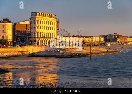 Uferpromenade und Strand von Margate im Abendlicht, Kent, England, Großbritannien, Europa | Margate Seefront und Strand im Abendlicht, Margat Stockfoto