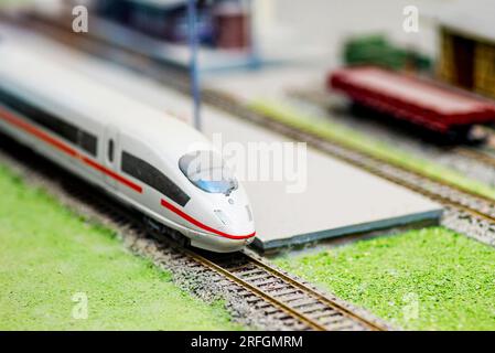 Zugmodell und Eisenbahngleise mit Kulissen. Stockfoto