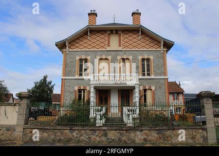 Blick auf ein traditionelles und dekoratives französisches Haus in Evaux-les-Bains, einer Kurstadt im ländlichen Zentrum Frankreichs. Stockfoto