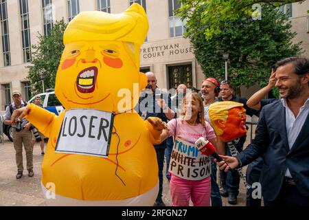 Washington, Usa. 03. Aug. 2023. Ein Demonstrante in einem aufblasbaren Baby-Trump-Outfit steht vor dem E. Barrett Prettyman Federal Courthouse und wartet darauf, dass der ehemalige Präsident Donald Trump am Donnerstag, den 3. August 2023, zum ersten Mal in einem Gerichtssaal in Washington, D.C. erscheint. Trump wurde in vier Fällen angeklagt, in Verbindung mit seinem mutmaßlichen Plan, die Wahlergebnisse von 2020 zu kippen und den Aufstand am 6. Januar 2021 im US-Kapitol anzuzetteln. Foto: Ken Cedeno/UPI Credit: UPI/Alamy Live News Stockfoto