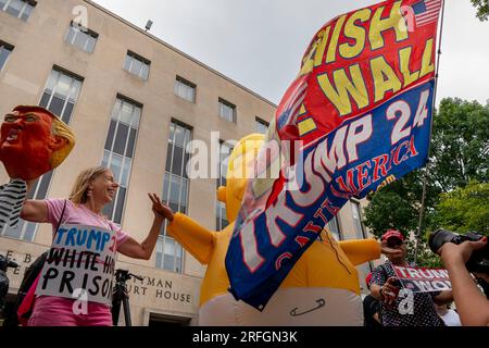 Washington, Usa. 03. Aug. 2023. Ein Demonstrante in einem aufblasbaren Baby-Trump-Outfit steht neben Trump-Anhängern vor dem E. Barrett Prettyman Federal Courthouse und wartet darauf, dass der ehemalige Präsident Donald Trump am Donnerstag, den 3. August 2023, zum ersten Mal in einem Gerichtssaal in Washington, D.C. erscheint. Trump wurde in vier Fällen angeklagt, in Verbindung mit seinem mutmaßlichen Plan, die Wahlergebnisse von 2020 zu kippen und den Aufstand am 6. Januar 2021 im US-Kapitol anzuzetteln. Foto: Ken Cedeno/UPI Credit: UPI/Alamy Live News Stockfoto