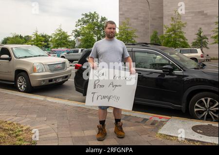 Washington DC, Illinois, USA. 3. Aug. 2023. DONNERSTAG, 3. August, Washington DC: Ein Anti-Trump-Demonstrante hält ein Schild vor dem E. Barrett. Prettyman US Federal Courthouse als ehemaliger Präsident Donald Trump wird wegen Bundesanklage angeklagt. (Kreditbild: © Dominic Gwinn/ZUMA Press Wire) NUR REDAKTIONELLE VERWENDUNG! Nicht für den kommerziellen GEBRAUCH! Stockfoto