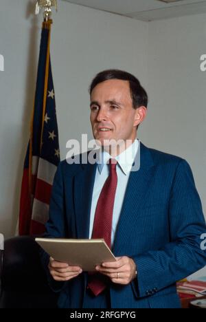 Rudy Giuliani, US-Staatsanwalt für den Southern District of New York, in seinem Büro im Jahr 1984. Rudolph William Louis Giuliani ist ein amerikanischer Politiker und Anwalt, der von 1994 bis 2001 107. Bürgermeister von New York City war. Zuvor war er von 1981 bis 1983 stellvertretender Generalstaatsanwalt der Vereinigten Staaten und von 1983 bis 1989 Staatsanwalt der Vereinigten Staaten für den Southern District von New York. Foto von Bernard Gotfryd Stockfoto