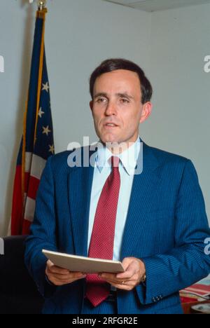 Rudy Giuliani, US-Staatsanwalt für den Southern District of New York, in seinem Büro im Jahr 1984. Rudolph William Louis Giuliani ist ein amerikanischer Politiker und Anwalt, der von 1994 bis 2001 107. Bürgermeister von New York City war. Zuvor war er von 1981 bis 1983 stellvertretender Generalstaatsanwalt der Vereinigten Staaten und von 1983 bis 1989 Staatsanwalt der Vereinigten Staaten für den Southern District von New York. Foto von Bernard Gotfryd Stockfoto